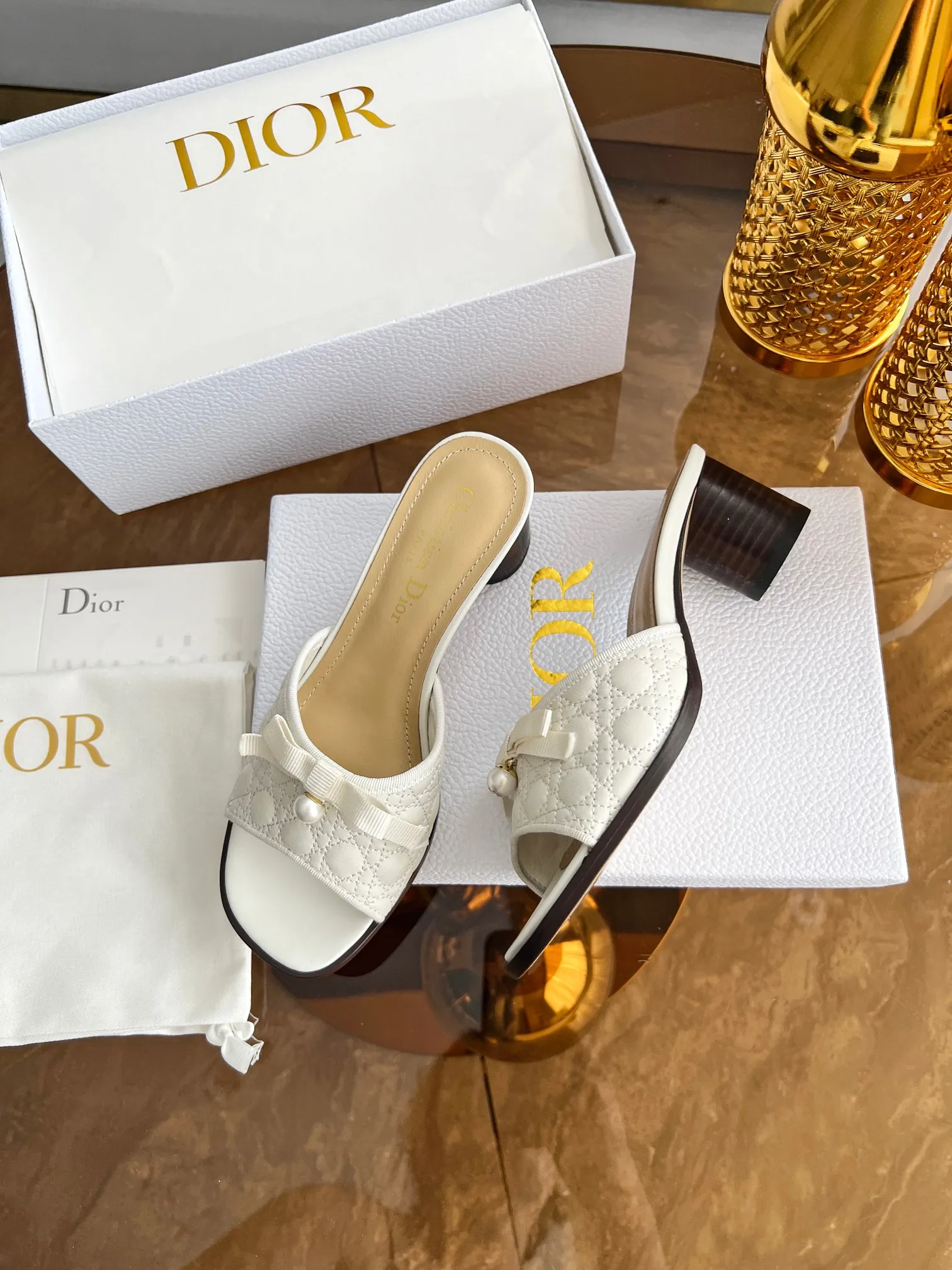 👟👟Ex-factory price 480👟👟 🔥🔥Hot model👟👟DIOR 2025 early spring new product top version~ Original mold opening, 1:1 reproduction, original Italian last, purchasing agent level, original order quality. The Dway heeled sandals reinterpret Dior's iconic piece for an elegant look. The upper's delicate buckle strap highlights the 'CHRISTIAN DIOR' signature embroidery. Exquisite style. It is an ideal item to match with formal looks. ✅Outsole: original leather outsole imported from Italy. The sole is decorated with Christian Dior's lucky star symbol. ✅Size: 35～39 (40-41🉑customized). ✅Packaging: full set of original counter packaging.